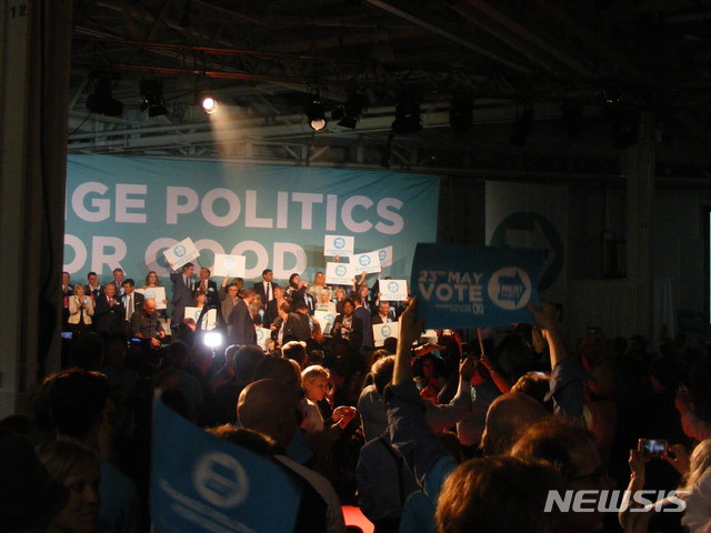 【런던=뉴시스】이지예 통신원 = 21일(현지시간) 영국 런던 서부의 '올림피아 런던' 박람회장에서 극우 강경 성향의 브렉시트당이 유럽의회 선거 유세를 개최했다. 이날 집회에는 브렉시트 지지자 약 3000명이 모인 것으로 전해졌다. 2019.5.22.