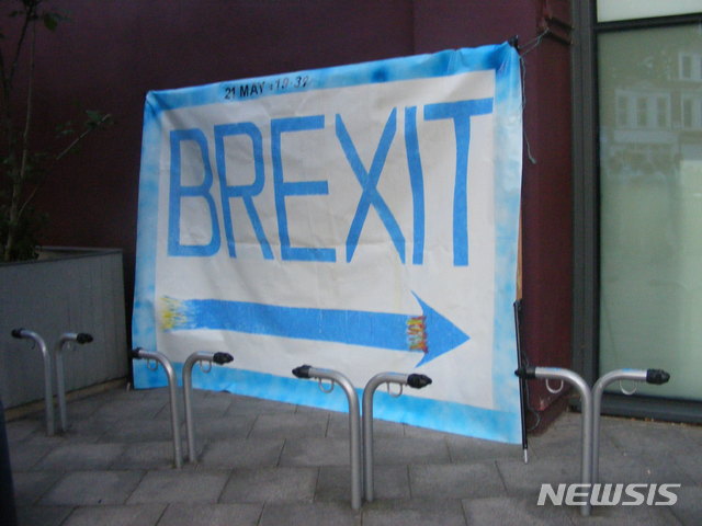 【런던=뉴시스】이지예 통신원 = 21일(현지시간) 영국 런던 서부의 '올림피아 런던' 박람회장에서 극우 강경 성향의 브렉시트당이 유럽의회 선거 유세를 개최했다. 이날 집회에는 브렉시트 지지자 약 3000명이 모인 것으로 전해졌다. 사진은 유세장 앞에 설치된 브렉시트당 현수막. 2019.5.22.
