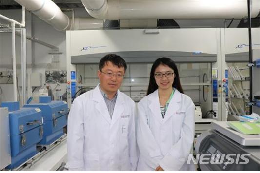 【서울=뉴시스】이번 연구를 이끈 펑딩 IBS 다차원 탄소재료 연구단 그룹리더(왼쪽)와 레이닝 장 연구원의 모습. (사진/IBS 제공) photo@newsis.com
