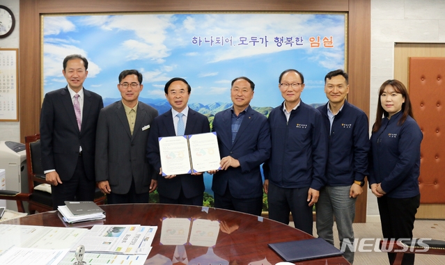 【임실=뉴시스】윤난슬 기자 = 임실군은 22일 민선 7기 대표 공약으로 추진 중인 입식우 이차보전사업의 원활한 추진을 위해 임실축산업협동조합과 업무협약을 체결했다.2019.05.22.(사진=임실군 제공) photo@newsis.com
