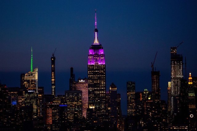 보랏빛으로 물들인 엠파이어 스테이트 빌딩 ⓒ아이하트미디어 라디오 트위터