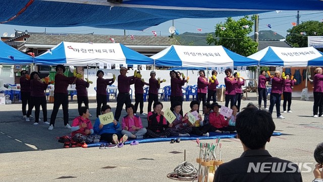 【진안=뉴시스】 한훈 기자 = 22일 전북 진안군 마령면의 오동마을회관에서 오동마을 주민을 비롯해 전주와 대전 등 자매결연지, 인근마을 주민 등 300여명이 참석한 가운데 '오동마을 축제'가 열렸다.2019.05.22.(사진=진안군 제공) photo@newsis.com 