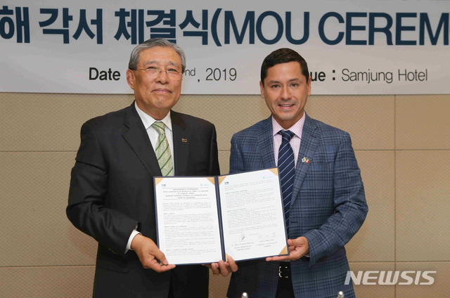 【서울=뉴시스】 국기원 최영열 원장 직무대행(왼쪽)과 엘리세오 페르난데스 몬투파르 캄페체시 시장. (사진 = 국기원 제공)