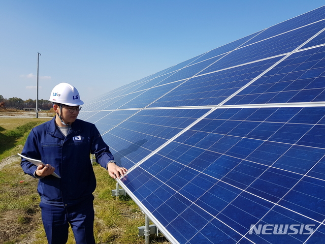 【서울=뉴시스】LS산전 관계자가 28MW급 일본 치토세 태양광 발전소 모듈을 점검하는 모습. (사진 = LS 제공) photo@newsis.com