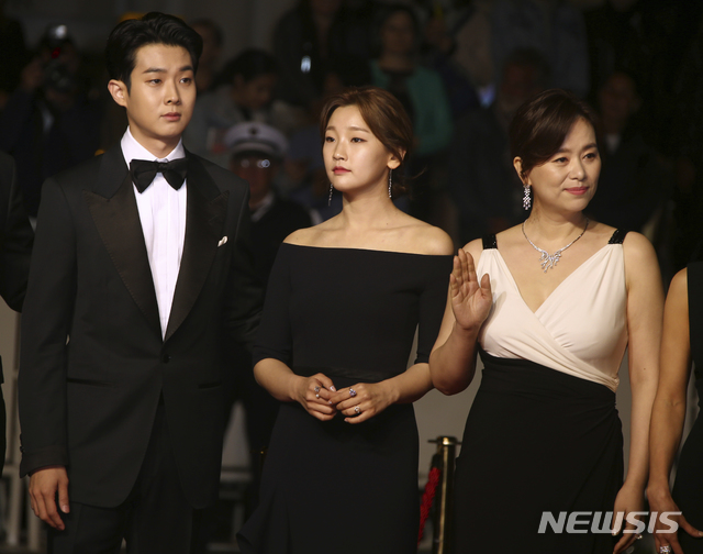 【칸=AP/뉴시스】배우 최우식, 박소담, 장혜진(왼쪽부터)이 21일(현지시간) 프랑스 칸의 팔레 드 페스티발에서 열리고 있는 제72회 칸 국제영화제 '기생충' 시사회에 도착해 포즈를 취하고 있다. 2019.05.22.