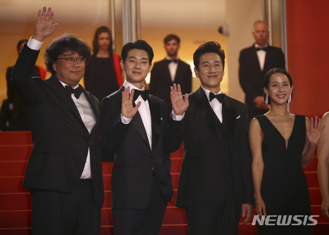 【칸=AP/뉴시스】봉준호 감독, 배우 최우식, 이선균, 조여정(왼쪽부터)이 21일(현지시간) 프랑스 칸의 팔레 드 페스티발에서 열리고 있는 제72회 칸 국제영화제 '기생충' 시사회에 도착해 포즈를 취하고 있다. 2019.05.22.