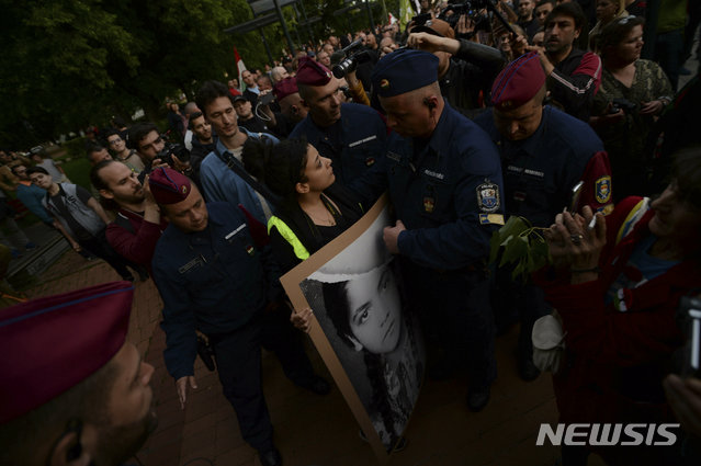 【토로센티미클로스(헝가리)=AP/뉴시스】헝가리 중부도시 토로센티미클로스에서 21일 극우파집회에 반대하며 최근 살해당한 주민들의 추모시위에 나선 반대파 시위대.&nbsp; 이들은 경찰 저지선에서 막혀 충돌은 일어나지 않았다.&nbsp;&nbsp; 