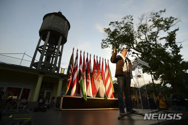 【토로센티미클로스( 헝가리)=AP/뉴시스】헝가리의 중동부 도시인 토로센티미클로스에서 극우파 정당 '우리 국토운동' ( MHM)의 대표 라즐로 토로츠카이가 21일 (현지시간) 시내 로마 지역 주민들을 위협하는 반난민 연설을 하고 있다.&nbsp;&nbsp;&nbsp; 