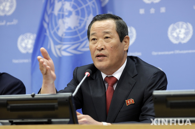 【뉴욕=신화/뉴시스】김성 유엔주재 북한대사가 21일(현지시간) 미국 뉴욕의 유엔본부 브리핑룸에서 기자회견을 하고 있다. 김성 대사는 미국이 압류한 북한 화물선 와이즈 어니스트호의 즉각 반환을 요구하며 “어떤 상황에서도 일방적인 제재는 정당화될 수 없기 때문에 미국의 조치는 불법행위”라고 주장했다. 2019.05.22.