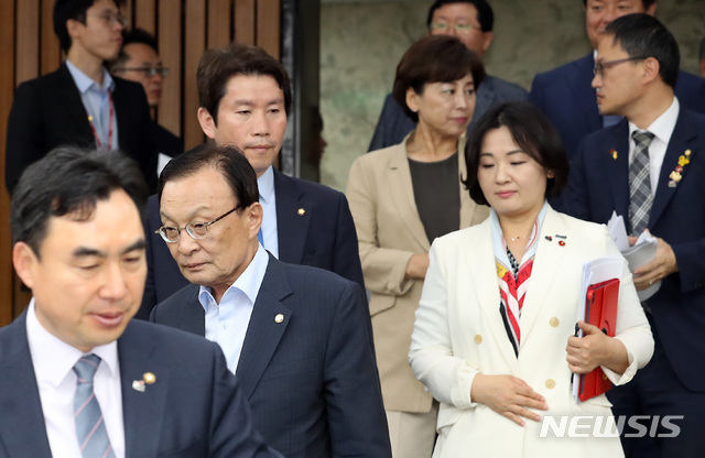 【서울=뉴시스】이종철 기자 = 22일 서울 여의도 국회에서 열린 민주당 확대간부회의에서 이해찬 대표, 이인영 원내대표를 비롯한 최고위원들이 입장하고 있다. 2019.05.22. jc4321@newsis.com