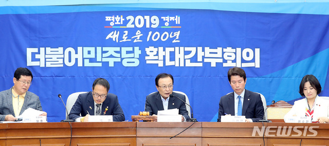 【서울=뉴시스】이종철 기자 = 22일 서울 여의도 국회에서 열린 민주당 확대간부회의에서 이해찬 대표가 모두발언을 하고 있다. 2019.05.22. jc4321@newsis.com