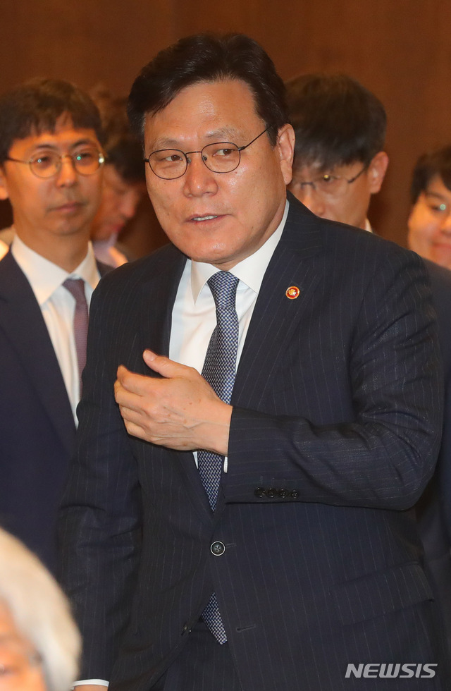 【서울=뉴시스】배훈식 기자 = 최종구 금융위원장이 22일 오전 서울 중구 은행회관 뱅커스클럽에서 열린 청년 맞춤형 전월세대출 협약식에 참석하고 있다. 2019.05.22.&nbsp; dahora83@newsis.com