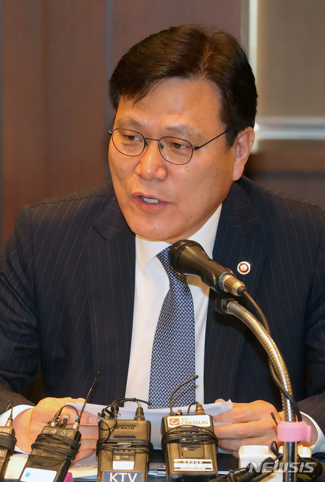 【서울=뉴시스】배훈식 기자 = 최종구 금융위원장이 22일 오전 서울 중구 은행회관 뱅커스클럽에서 열린 청년 맞춤형 전월세대출 협약식에 참석, 인사말을 하고 있다. 2019.05.22.&nbsp; dahora83@newsis.com