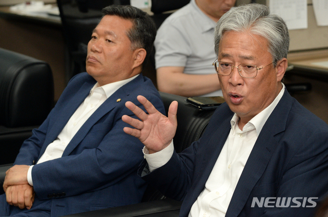 【전주=뉴시스】 김얼 기자=22일 전북 전주시 전북도의회 기자실을 찾은 유성엽 민주평화당 원내대표가 기자간담회를 갖고 기자들의 질의에 답변하고 있다. 2019.05.22. pmkeul@newsis.com