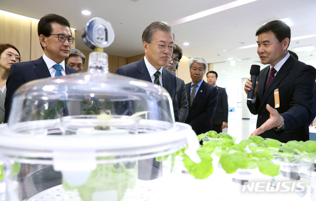 【청주=뉴시스】전신 기자 = 문재인 대통령이 22일 충북 청주 오송 CV센터에서 열린 '바이오헬스 국가비전 선포식'에 앞서 이시종(왼쪽) 충북도지사의 안내로 식물기반 바이오신약 단백질(항암제 원료) 생산 기업 전시관을 관람하고 있다. 2019.05.22. photo1006@newsis.com