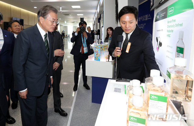 【청주=뉴시스】전신 기자 = 문재인 대통령이 22일 충북 청주시 오송 CV센터에서 열린 ‘바이오헬스 국가비전 선포식’에 앞서 (주)엑셀세라퓨틱스 전시부스에서 세포 치료제 생산의 원료 물질인 배양 배지를 살펴보고 있다. 2019.05.22. photo1006@newsis.com