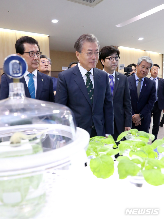 【청주=뉴시스】전신 기자 = 문재인 대통령이 22일 충북 청주 오송 CV센터에서 열린 '바이오헬스 국가비전 선포식'에 앞서 이시종(왼쪽) 충북도지사의 안내로 식물기반 바이오신약 단백질(항암제 원료) 생산 기업 전시관을 관람하고 있다. 2019.05.22. photo1006@newsis.com