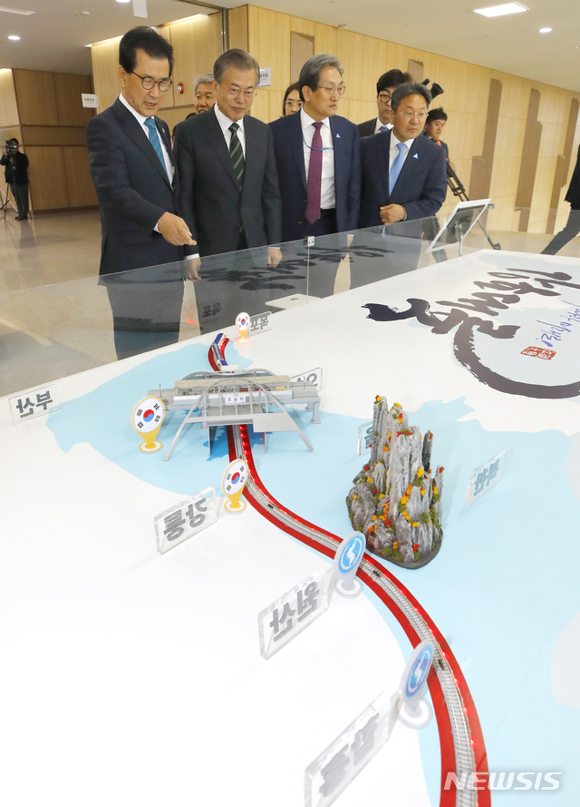 【청주=뉴시스】전신 기자 = 문재인 대통령이 22일 충북 청주 오송 CV센터에서 열린 '바이오헬스 국가비전 선포식'에 앞서 이시종(왼쪽) 충북도지사에게 '강호축'에 대해 설명을 듣고 있다. 강호축이란 경부측 중심의 개발정책으로 인해 소외되었지만 성장잠재력이 풍부한 강원, 충청, 호남을 연결하는 초광역 국가발전전략이다. 2019.05.22. photo1006@newsis.com