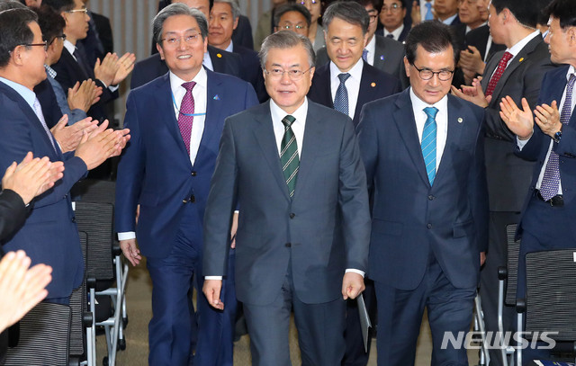 【청주=뉴시스】전신 기자 = 문재인 대통령이 22일 충북 청주 오송 CV센터에서 열린 '바이오헬스 국가비전 선포식'에 입장하며 참석자들과 인사하고 있다. 2019.05.22. photo1006@newsis.com