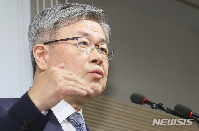 【세종=뉴시스】강종민 기자 = 이재갑 고용노동부 장관이 22일 오전 정부세종청사에서 'ILO 핵심협약 비준' 관련 정부 입장을 발표하고 있다. 2019.05.22.&nbsp; ppkjm@newsis.com