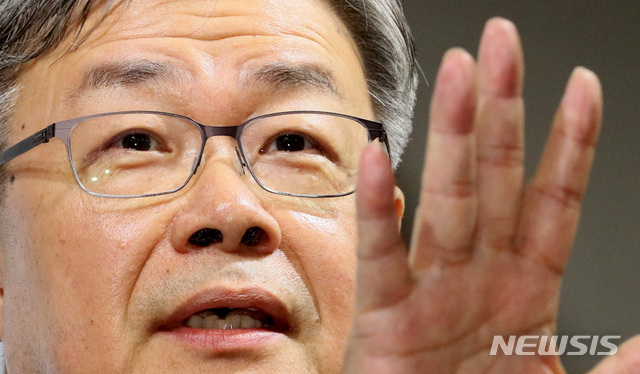 【세종=뉴시스】강종민 기자 = 이재갑 고용노동부 장관이 22일 오전 정부세종청사에서 'ILO 핵심협약 비준' 관련 정부 입장을 발표하고 있다. 2019.05.22.&nbsp; ppkjm@newsis.com