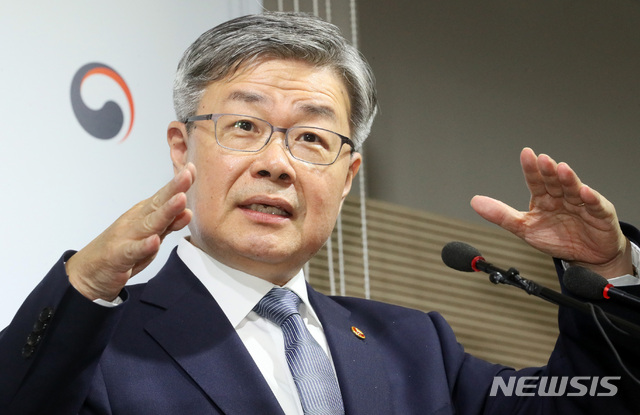 【세종=뉴시스】강종민 기자 = 이재갑 고용노동부 장관이 22일 오전 정부세종청사에서 'ILO 핵심협약 비준' 관련 정부 입장을 발표하고 있다. 2019.05.22.&nbsp; ppkjm@newsis.com