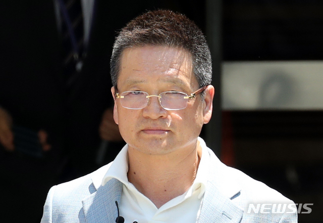 【서울=뉴시스】이윤청 기자 = 김학의 전 법무부 차관 관련 의혹의 '키맨' 건설업자 윤중천씨가 22일 서울 서초구 서울중앙지방법원에서 구속 전 피의자 심문(영장실질심사)을 마치고 법정을 나서고 있다. 2019.05.22.&nbsp; radiohead@newsis.com