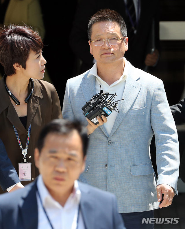 【서울=뉴시스】이윤청 기자 = 김학의 전 법무부 차관 관련 의혹의 '키맨' 건설업자 윤중천씨가 22일 서울 서초구 서울중앙지방법원에서 구속 전 피의자 심문(영장실질심사)을 마치고 법정을 나서고 있다. 2019.05.22.  radiohead@newsis.com