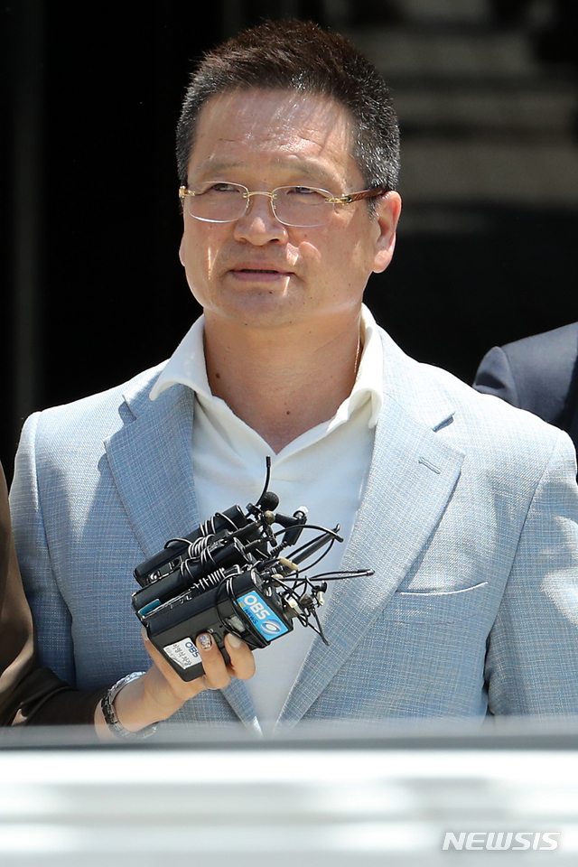 【서울=뉴시스】이윤청 기자 = 김학의 전 법무부 차관 관련 의혹의 '키맨' 건설업자 윤중천씨가 22일 서울 서초구 서울중앙지방법원에서 구속 전 피의자 심문(영장실질심사)을 마치고 법정을 나서고 있다. 2019.05.22.&nbsp; radiohead@newsis.com