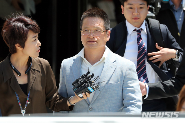 【서울=뉴시스】이윤청 기자 = 김학의 전 법무부 차관 관련 의혹의 '키맨' 건설업자 윤중천씨가 22일 서울 서초구 서울중앙지방법원에서 구속 전 피의자 심문(영장실질심사)을 마치고 법정을 나서고 있다. 2019.05.22.&nbsp; radiohead@newsis.com