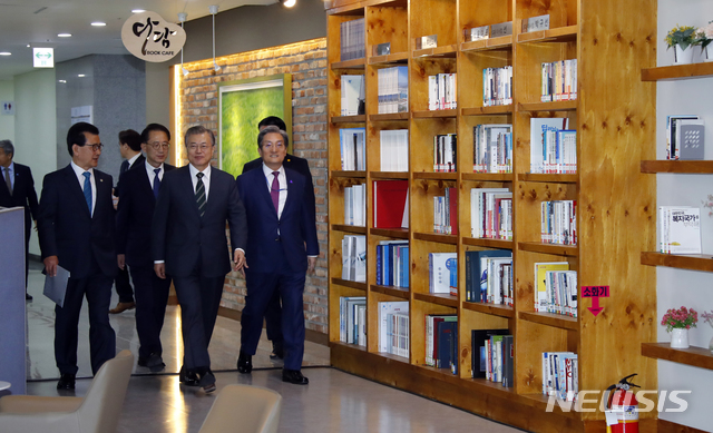 【청주=뉴시스】전신 기자 = 문재인 대통령이 22일 충북 청주시 오송첨단의료산업진흥재단 신약개발지원센터에서 열린 '오송 혁신신약살롱'에 노영민 비서실장, 이시종 충북도지사와 함께 입장하고 있다.'혁신신약살롱'은 바이오의약산업 분야 인재들이 모여 아이디어를 공유하는 민간주도형 바이오헬스 혁신 커뮤니티이다. 2019.05.22. photo1006@newsis.com