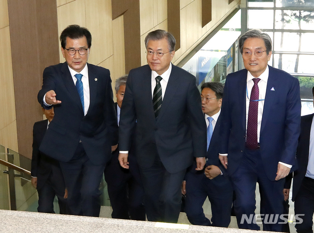 【청주=뉴시스】전신 기자 = 문재인 대통령이 22일 오전 충북 청주시 오송 CV센터에서 열린 바이오헬스 국가비전 선포식에 이시종 충북도지사(왼쪽), 노영민 비서실장과 함께 입장하고 있다. 2019.05.22. photo1006@newsis.com