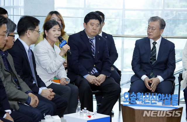 【청주=뉴시스】전신 기자 = 문재인 대통령이 22일 낮 충북 청주시 오송첨단의료산업진흥재단 신약개발지원센터에서 열린 오송 혁신신약살롱에서 신기술 및 최신 트렌드에 대해 참석자들의 의견을 듣고 있다. '혁신신약살롱'은 바이오의약산업 분야 인재들이 모여 아이디어를 공유하는 민간주도형 바이오헬스 혁신 커뮤니티이다. 2019.05.22. photo1006@newsis.com