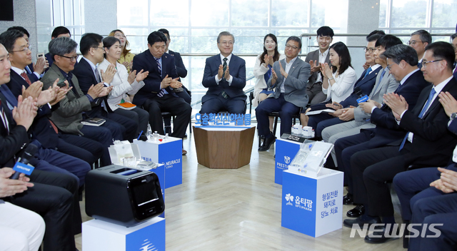 【청주=뉴시스】전신 기자 = 문재인 대통령이 22일 충북 청주시 오송첨단의료산업진흥재단 신약개발지원센터에서 열린 '오송 혁신신약살롱'에 참석해 격려사하고 있다. '혁신신약살롱'은 바이오의약산업 분야 인재들이 모여 아이디어를 공유하는 민간주도형 바이오헬스 혁신 커뮤니티이다. 2019.05.22. photo1006@newsis.com05.22.