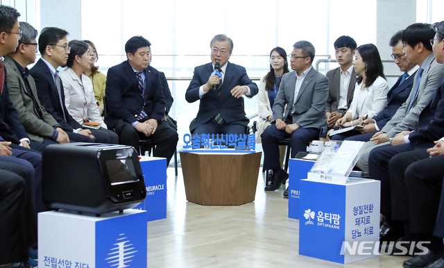 【청주=뉴시스】전신 기자 = 문재인 대통령이 22일 충북 청주시 오송첨단의료산업진흥재단 신약개발지원센터에서 열린 '오송 혁신신약살롱'에 참석해 격려사하고 있다. '혁신신약살롱'은 바이오의약산업 분야 인재들이 모여 아이디어를 공유하는 민간주도형 바이오헬스 혁신 커뮤니티이다. 2019.05.22. photo1006@newsis.com05.22.