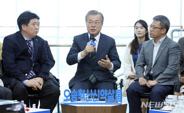 【청주=뉴시스】전신 기자 = 문재인 대통령이 22일 충북 청주시 오송첨단의료산업진흥재단 신약개발지원센터에서 열린 '오송 혁신신약살롱'에 참석해 격려사하고 있다. '혁신신약살롱'은 바이오의약산업 분야 인재들이 모여 아이디어를 공유하는 민간주도형 바이오헬스 혁신 커뮤니티이다. 2019.05.22. photo1006@newsis.com