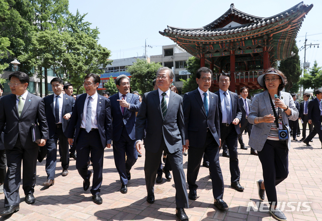 【청주=뉴시스】전신 기자 = 문재인 대통령이 22일 충북 청주중앙공원을 방문해 김영미 청주시 문화관광해설사로부터 병마절도사영문 설명을 들으며 역사유적지를 둘러보고 있다. 2019.05.22. photo1006@newsis.com