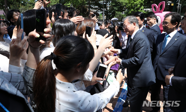 【청주=뉴시스】전신 기자 = 문재인 대통령이 22일 충북 청주중앙공원을 방문해 역사유적지를 둘러본 후 시민들과 인사하고 있다. 2019.05.22. photo1006@newsis.com