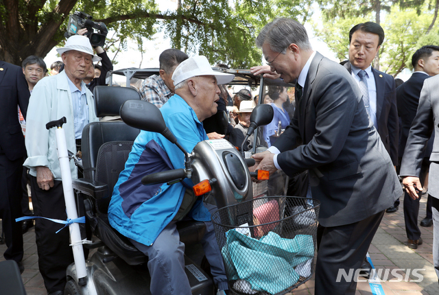 【청주=뉴시스】전신 기자 = 문재인 대통령이 22일 충북 청주중앙공원을 방문해 역사유적지를 둘러본 후 시민들과 인사하고 있다. 2019.05.22. photo1006@newsis.com