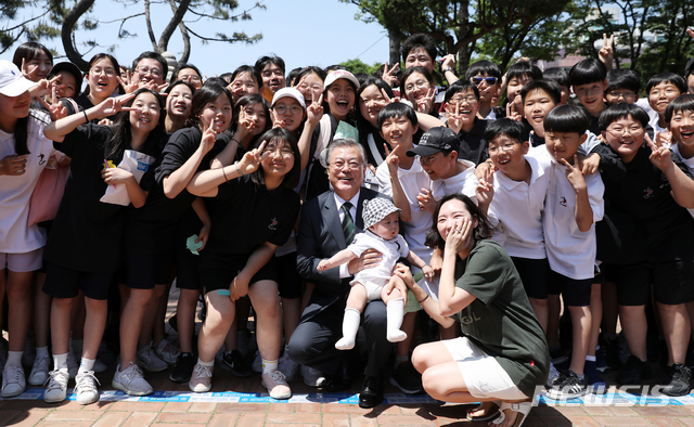 【청주=뉴시스】전신 기자 = 문재인 대통령이 22일 충북 청주중앙공원을 방문해 역사유적지를 둘러본 후 시민들과 기념촬영하고 있다. 2019.05.22. photo1006@newsis.com