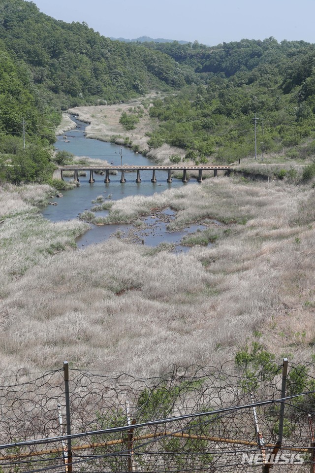 【철원=뉴시스】사진공동취재단 = 2019년 개방됐던 강원도 철원군 'DMZ 평화의 길'내 백마고지 조망대에 바라본 역곡천.(자료사진) 2019.05.22. photo@newsis.com