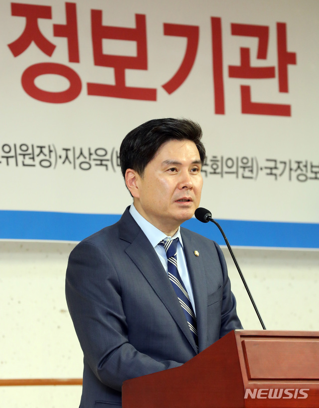 【서울=뉴시스】 박영태 기자 = 22일 오후 서울 여의도 국회 의원회관에서 열린 정보화시대 국회와 정보기관 국가정보포럼에서 지상욱 바른미래당 의원이 축사를 하고 있다. 2019.05.22.since1999@newsis.com