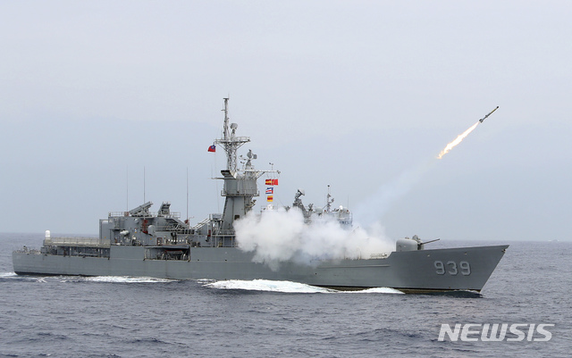 【타이베이=AP/뉴시스】대만 해군 호위함이 22일 동부 해역에서 한광(漢光) 훈련의 일환으로 중국군 침공을 상정한 실탄사격 연습을  하면서 ASROC 대잠수함 로켓을 발사하고 있다. 2019.5.22