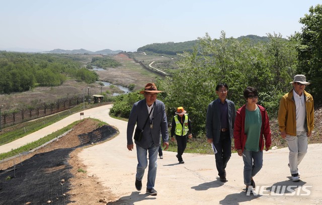 【철원=뉴시스】사진공동취재단 = 2019년 5월 시민들이 강원도 철원군 'DMZ 평화의 길'을 걷고 있다. (자료사진) 2019.05.22. photo@newsis.com