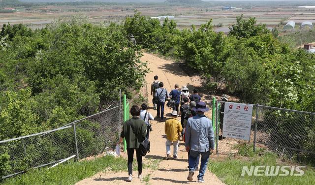 【철원=뉴시스】사진공동취재단 = 22일 시민들이 강원도 철원군 'DMZ 평화의 길'의 출입구를 지나고 있다. 정부는 지난달 27일 고성 구간을 1차로 개방한 데 이어 오는 6월 1일부터 철원 구간을 민간에 개방하기로 하고 20일부터 참가자 신청을 받는다고 밝혔다. 이번에 개방되는 철원 구간은 15㎞이며, 차량과 도보로 이동하는 데 3시간 정도가 걸린다. 2019.05.22. photo@newsis.com