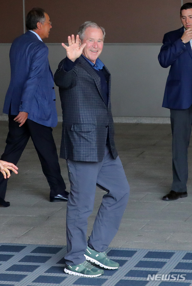 【김포공항=뉴시스】배훈식 기자 = 조지 W. 부시 전 미국 대통령이 22일 오후 김포국제공항을 통해 입국, 취재진을 향해 손을 흔들고 있다. 부시 전 대통령은 23일 경남 김해 봉하마을 대통령 묘역에서 열리는 故노무현 전 대통령 서거 10주기 추도식에 참석할 예정이다.&nbsp; 2019.05.22. dahora83@newsis.com