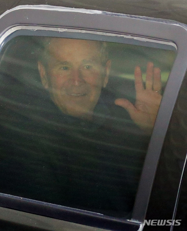 【김포공항=뉴시스】배훈식 기자 = 조지 W. 부시 전 미국 대통령이 22일 오후 김포국제공항을 통해 입국, 취재진을 향해 손을 흔들고 있다. 부시 전 대통령은 23일 경남 김해 봉하마을 대통령 묘역에서 열리는 故노무현 전 대통령 서거 10주기 추도식에 참석할 예정이다.&nbsp; 2019.05.22. dahora83@newsis.com