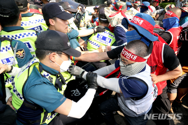【서울=뉴시스】김병문 기자 = 대우조선해양 노조원들과 현대중공업 노조원 등 전국금속노동조합이 22일 오후 서울 종로구 현대계동사옥 앞에서 '현대중공업 물적분할-대우조선 매각저지! 조선 구조조정 분쇄! 금속노조 결의대회'에서 사옥 진입을 위해 경찰과 몸싸움하고 있다. 2019.05.22.&nbsp; dadazon@newsis.com 