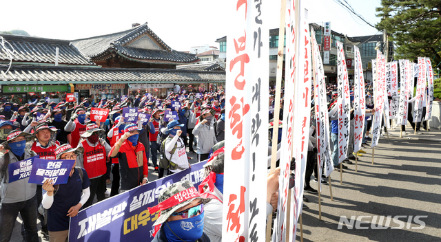 【서울=뉴시스】김병문 기자 = 대우조선해양 노조원들과 현대중공업 노조원 등 전국금속노동조합이 22일 오후 서울 종로구 현대계동사옥 앞에서 '현대중공업 물적분할-대우조선 매각저지! 조선 구조조정 분쇄! 금속노조 결의대회'를 하고 있다. 2019.05.22.&nbsp; dadazon@newsis.com