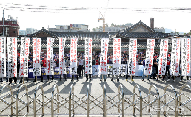 【서울=뉴시스】김병문 기자 = 대우조선해양 노조원들과 현대중공업 노조원 등 전국금속노동조합이 22일 오후 서울 종로구 현대계동사옥 앞에서 '현대중공업 물적분할-대우조선 매각저지! 조선 구조조정 분쇄! 금속노조 결의대회'를 하고 있다. 2019.05.22. dadazon@newsis.com